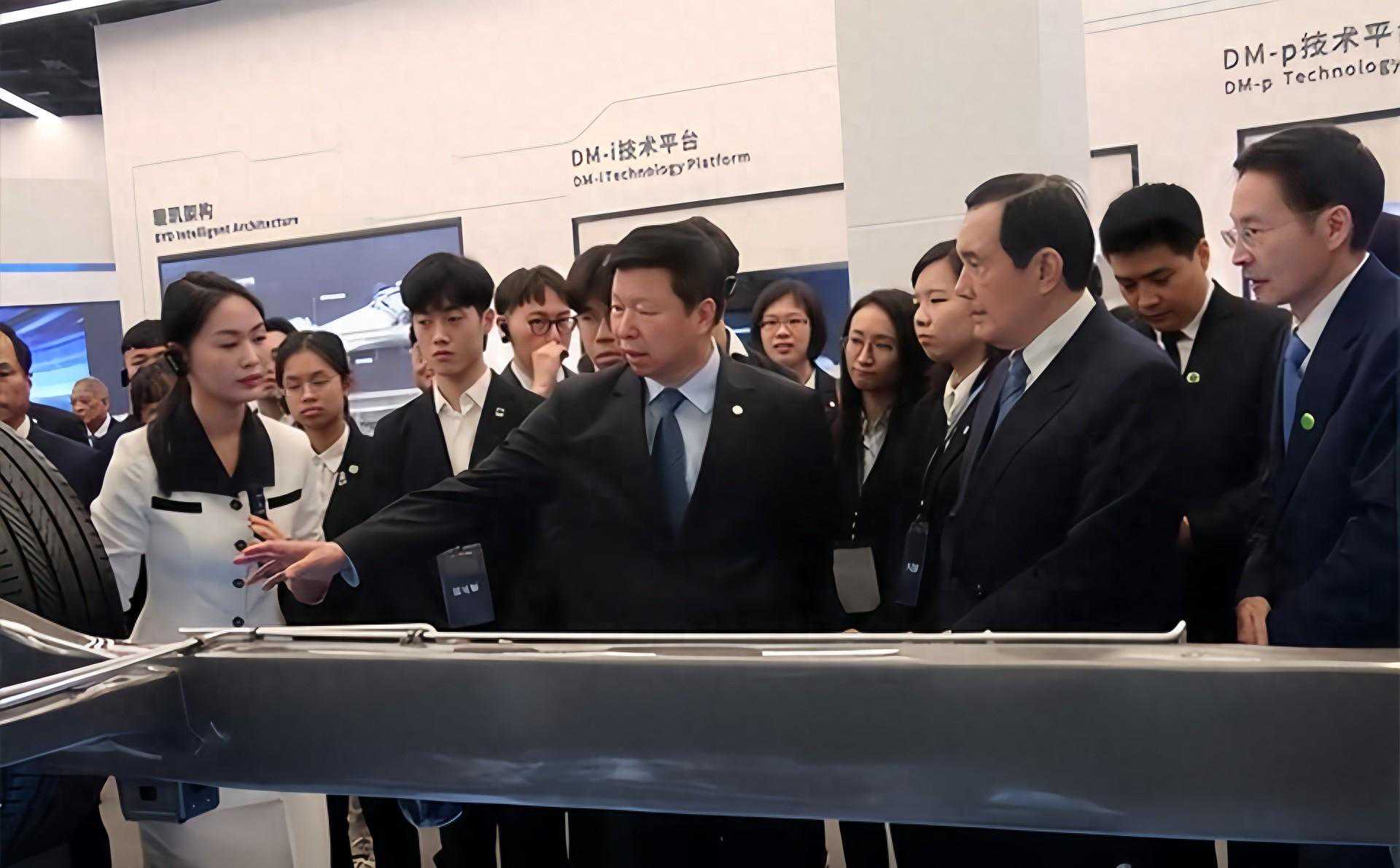 马英九与台湾青年的比亚迪之旅:探索电动车制造的新视角 马英九与台湾青年的比亚迪之旅:探索电动车制造的新视角