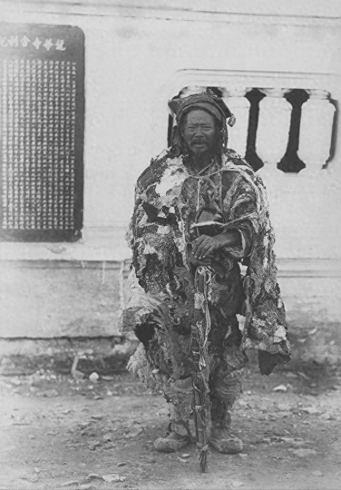 晚清经典老照片：矮个子猎人满载而归，三位妇女戴枷板行动困难