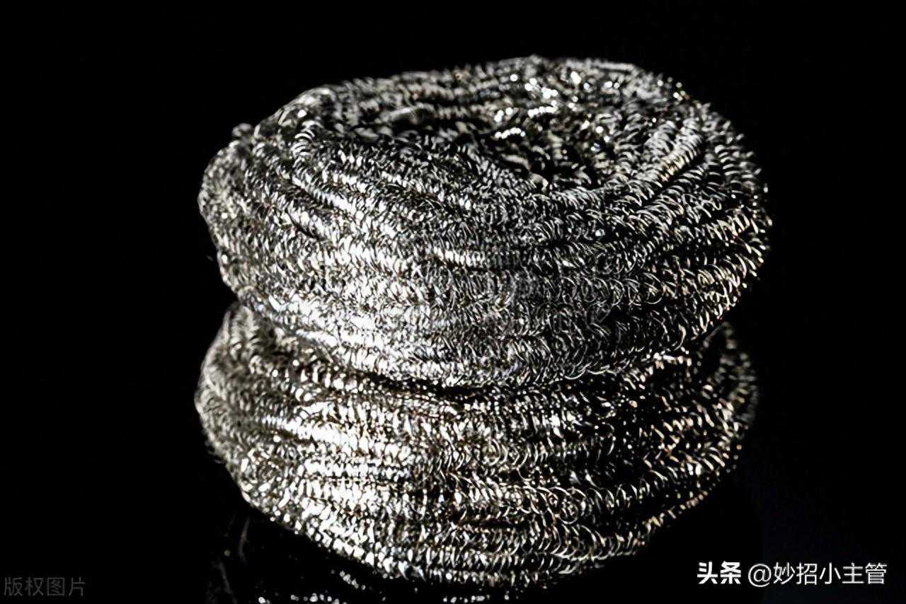 把钢丝球塞到塑料瓶里，解决了家家户户的大难题，既省钱又实用