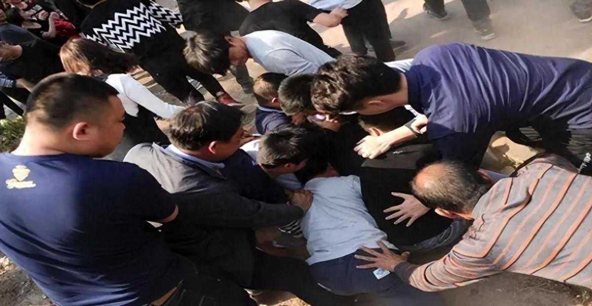 17岁女孩惨遭凌辱，母亲带百人当街打死罪犯，最终法院如何判决？