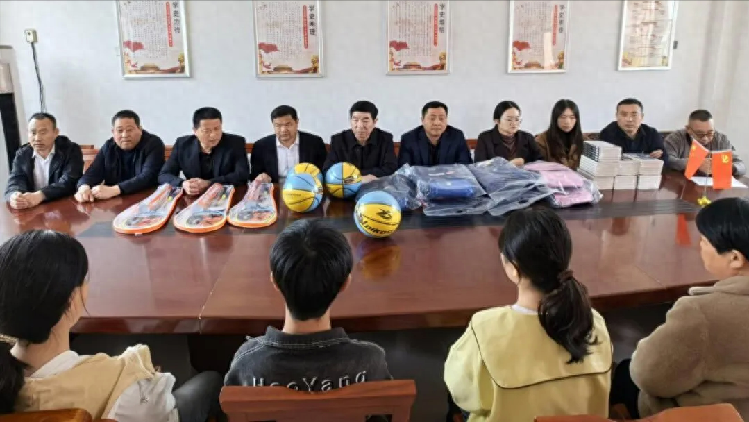 阜阳阜南：县教育局农村留守儿童牵手行动走进段郢乡李城九年制