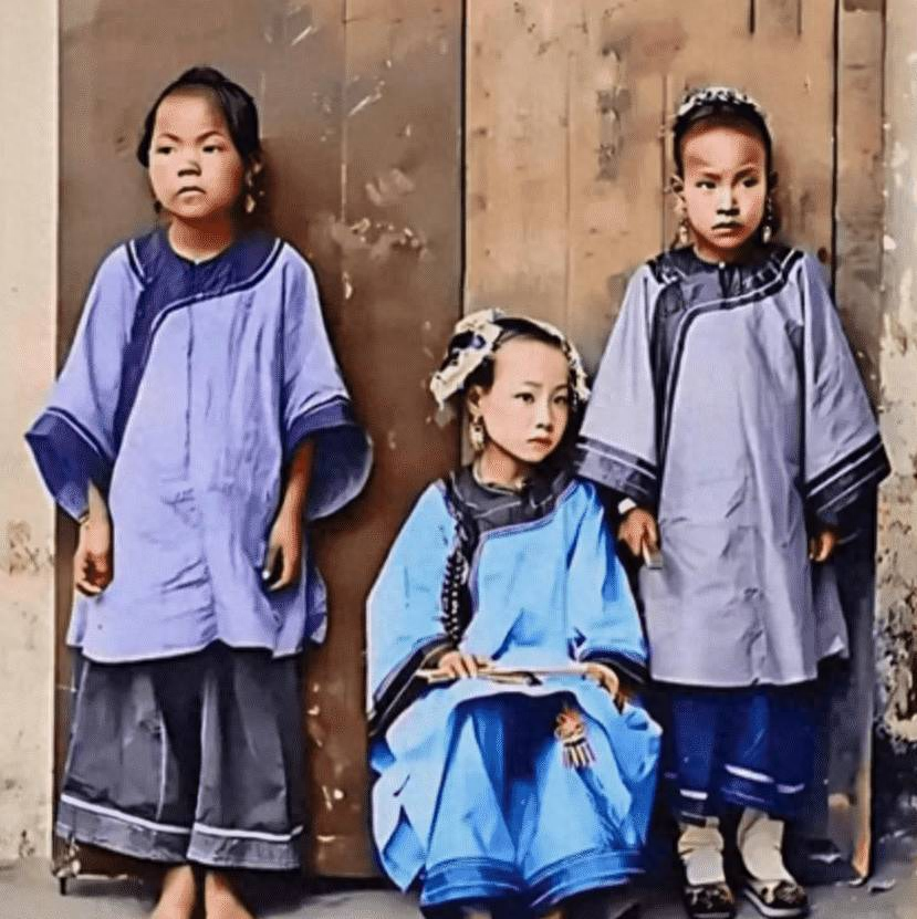 朝廷命官自愿给洋人下跪,小脚女子被洋人抱在怀中,请求不要杀自己