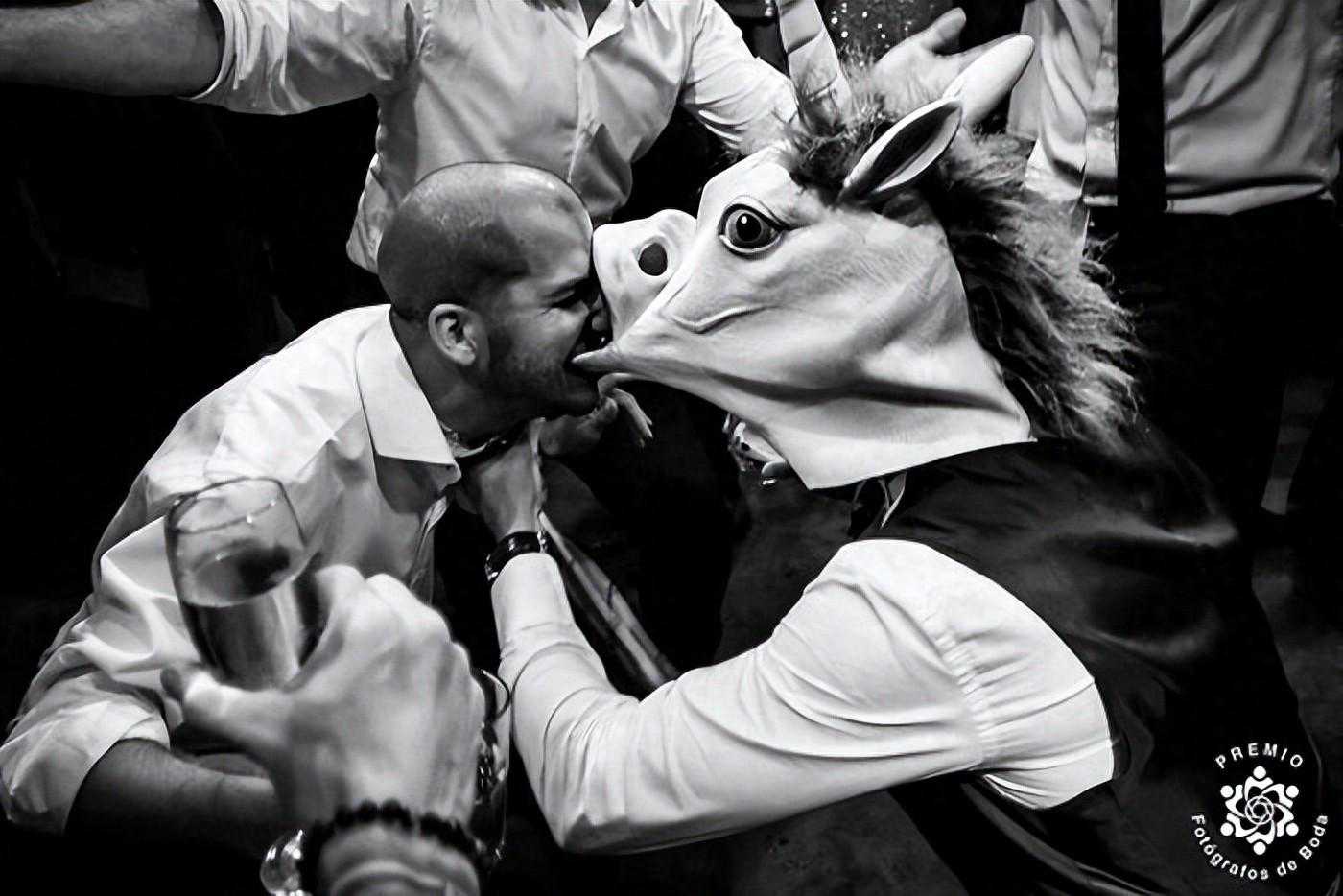 婚纱摄影！30张难以置信的获奖照片，爱情的创意之旅