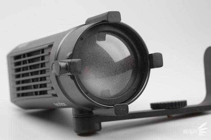 满足多样拍摄需求 神牛S30 LED聚光灯评测