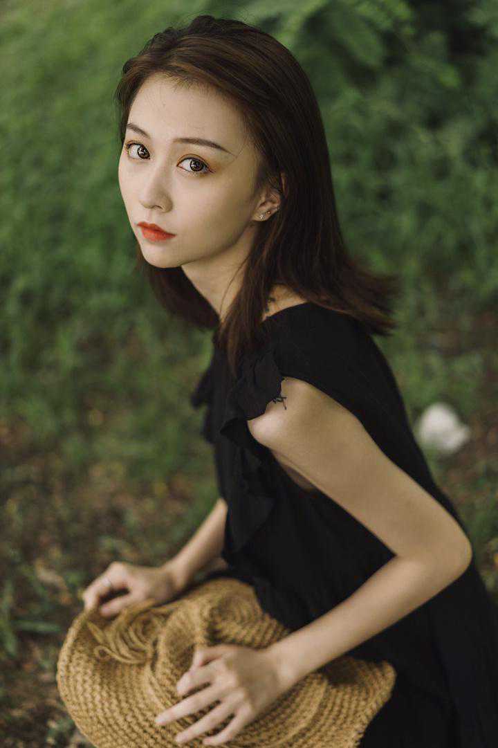 女神在小树林里拍写真,美哭了 女神在小树林里拍写真,美哭了