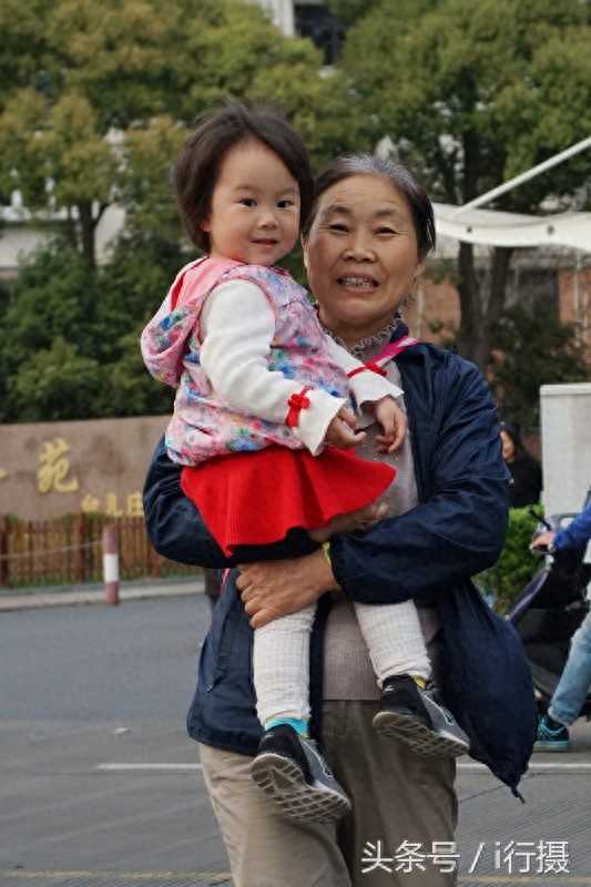 上海街头的少年儿童｜庆祝“六一儿童节”主题摄影作品