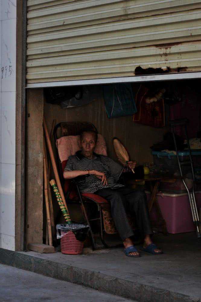 摄影师偷拍老人的生活，他们害怕孤独，却习惯了孤独