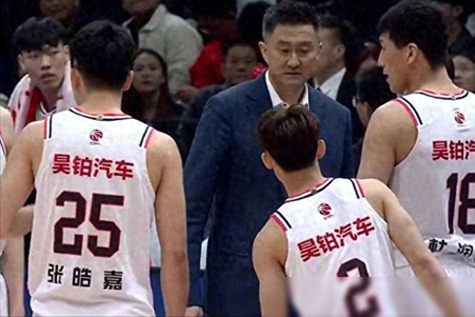 黄明依伤病更新！朱芳雨透露缝了5针，张庆鹏赛后摊牌：胜之不武