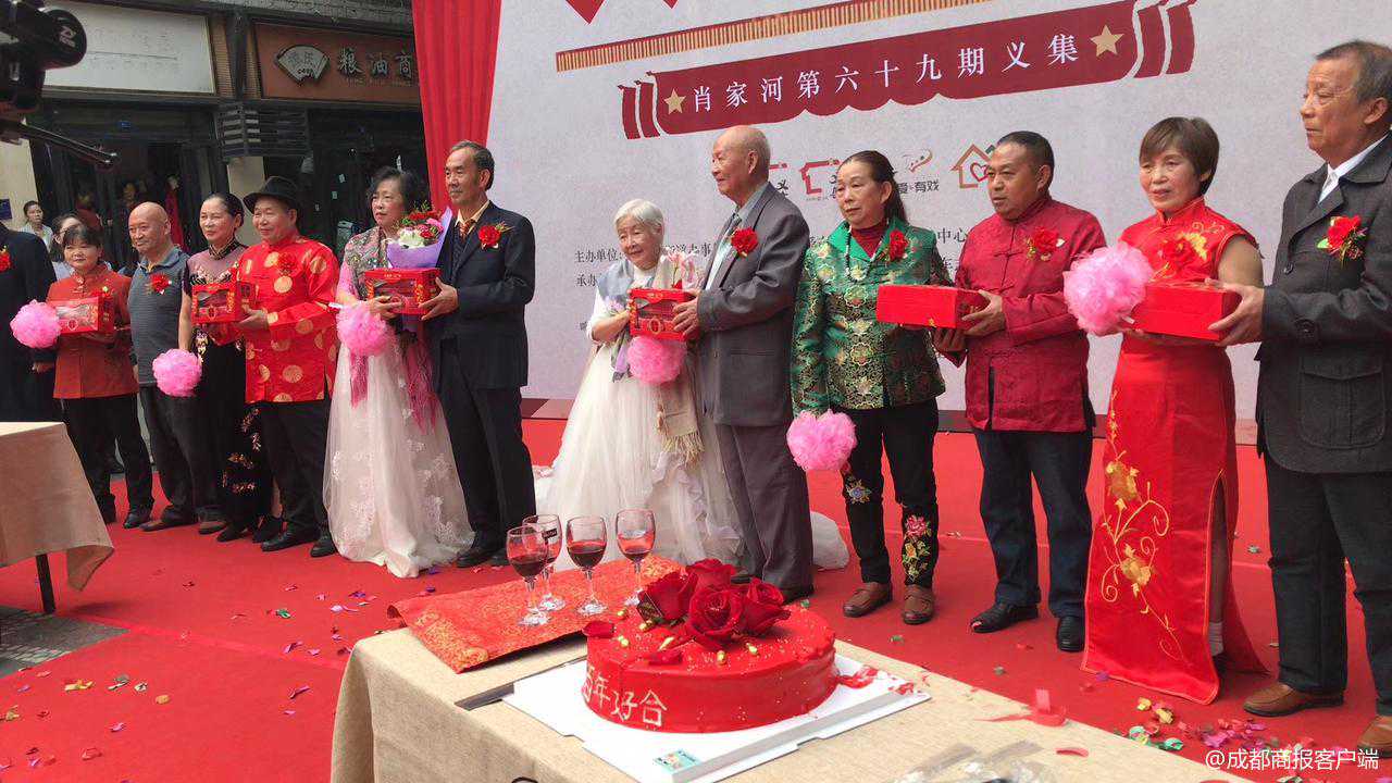 成都10对老夫老妻携手红毯!等了半个多世纪终于有了浪漫婚礼 成都10对老夫老妻携手红毯!等了半个多世纪终于有了浪漫婚礼