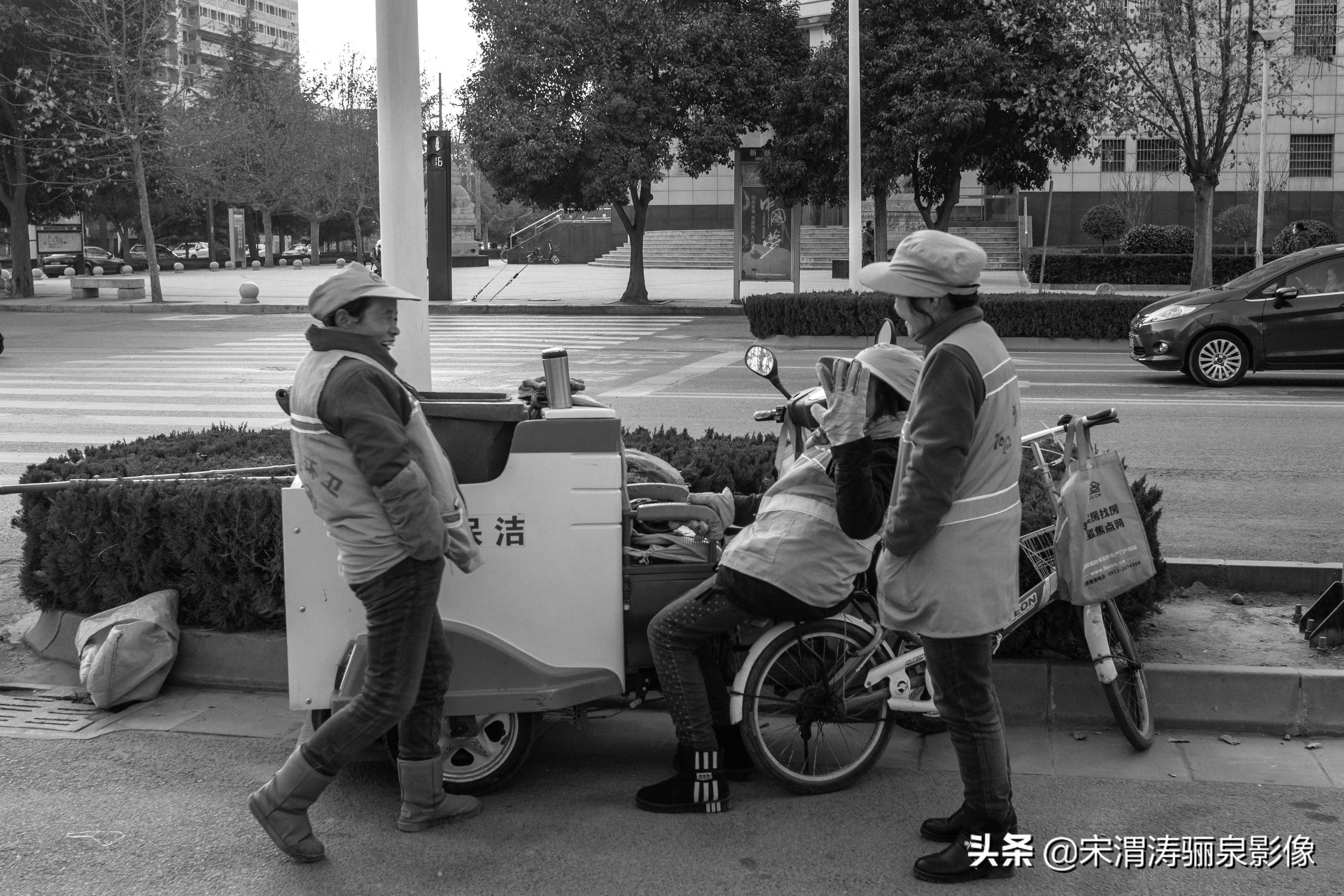 他排除残疾的身体，努力在工作之余记录和反映草根人群的生存状况