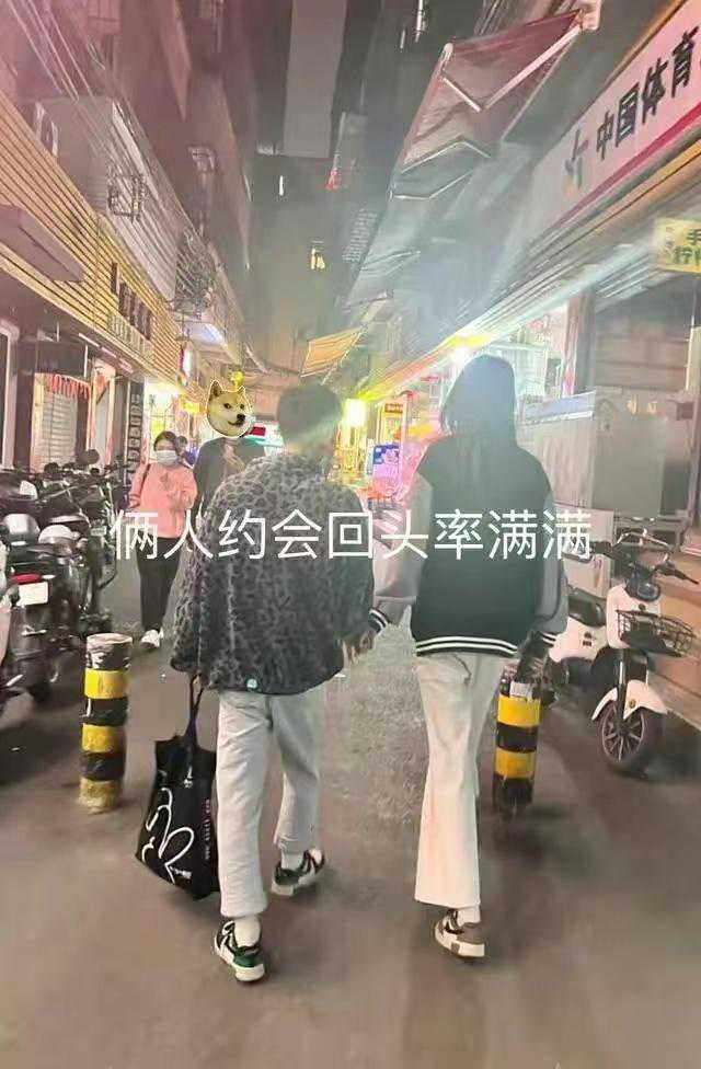 1米58男子晒1米72女友，逛街回头率100%，女子：精悍能干