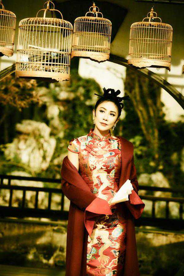 刘嘉玲回家乡苏州在园林里拍写真，“这永远是我寻根的地方”