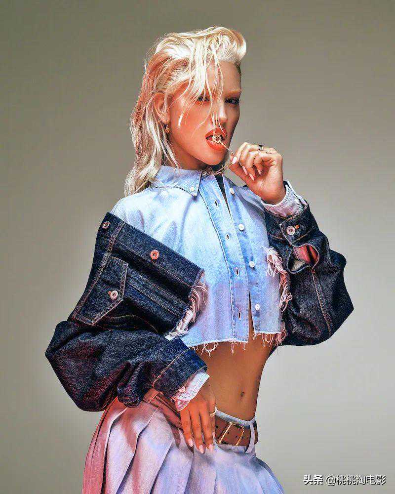 墨西哥辣妹艾莎·冈萨雷斯时尚写真大片，金发金眉造型复古美艳