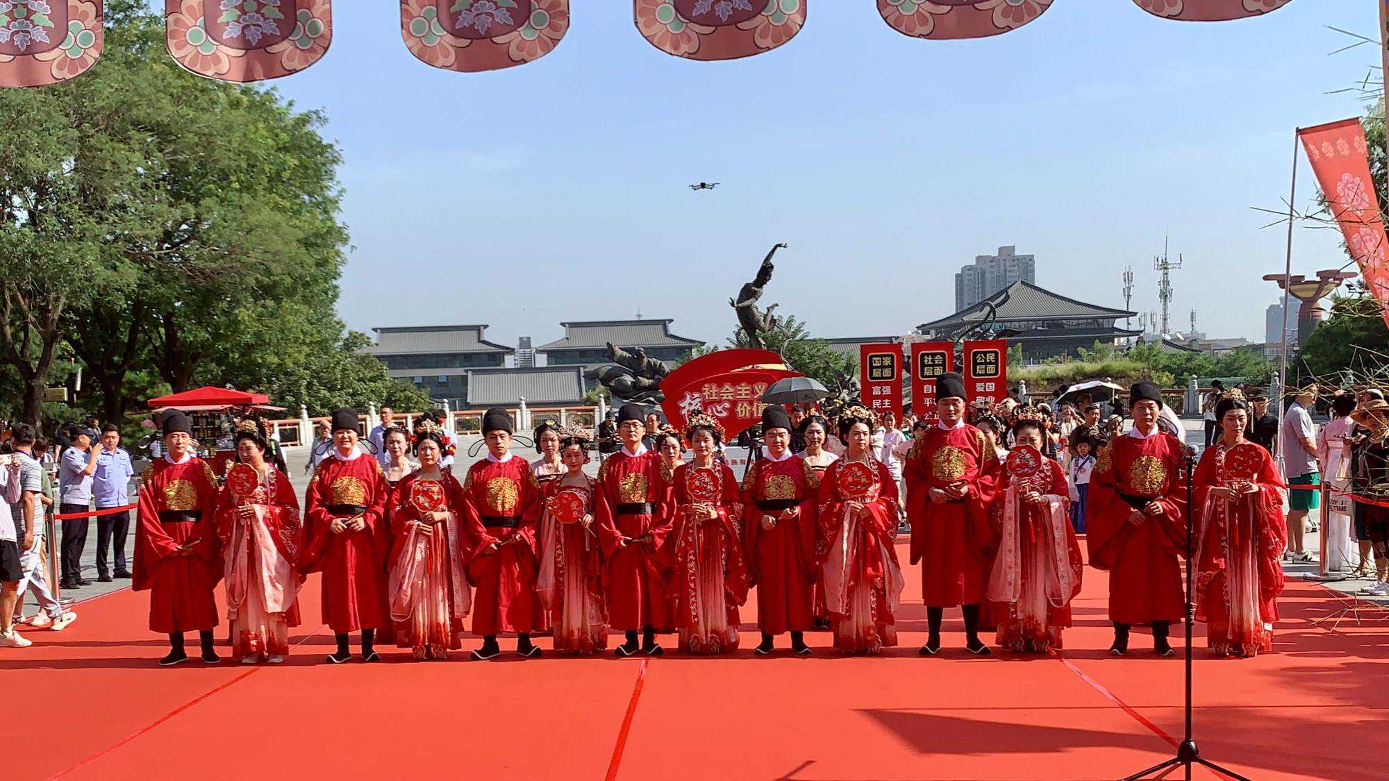 感受传统文化魅力 陕西西安七对新人七夕节体验唐宫婚礼 感受传统文化魅力 陕西西安七对新人七夕节体验唐宫婚礼