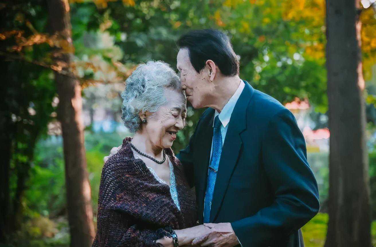 180对老人的婚纱照,一群90后花了6年来记录他们的不老爱情 180对老人的婚纱照,一群90后花了6年来记录他们的不老爱情