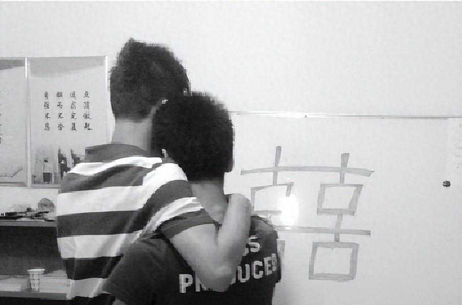 郑州两名男子特别的婚礼， 虽只有一个喜字和几位来宾，却充满温