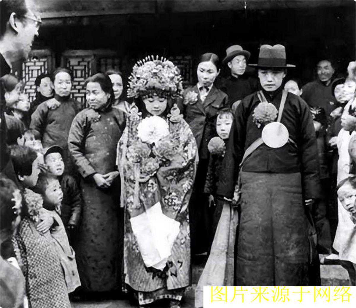 一张“诡异”的结婚照，仔细观察新娘的样貌，揭露让人恐惧的真相