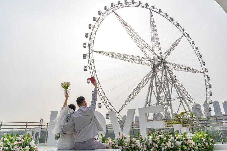 结婚人数创新低，婚礼消费在升级！兼职婚礼管家不愁月入过万，精品婚纱摄影室已“爆单”