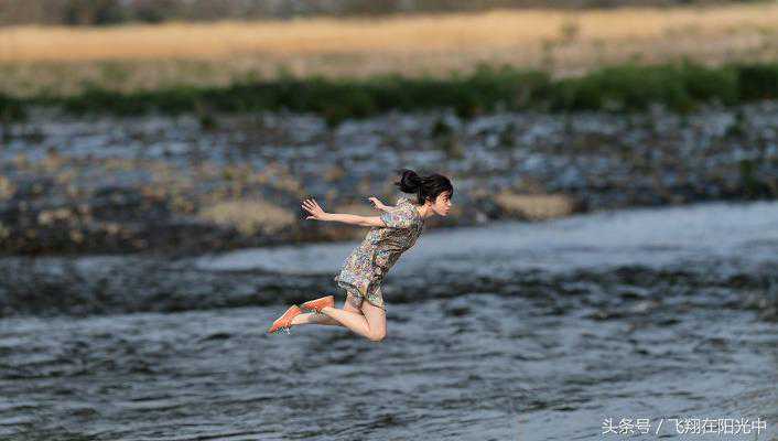 从少男少女到中年大姐都喜欢的浪漫有趣的摄影手法——悬浮照片,最流行的是谁拍的,看东京悬浮少女 从少男少女到中年大姐都喜欢的浪漫有趣的摄影手法——悬浮照片,最流行的是谁拍的,看东京悬浮少女