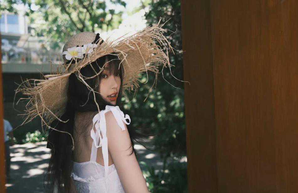 上海嗲妹虞书欣夏日元气写真！穿吊带裙秀迷人锁骨 头戴草帽甜美可人