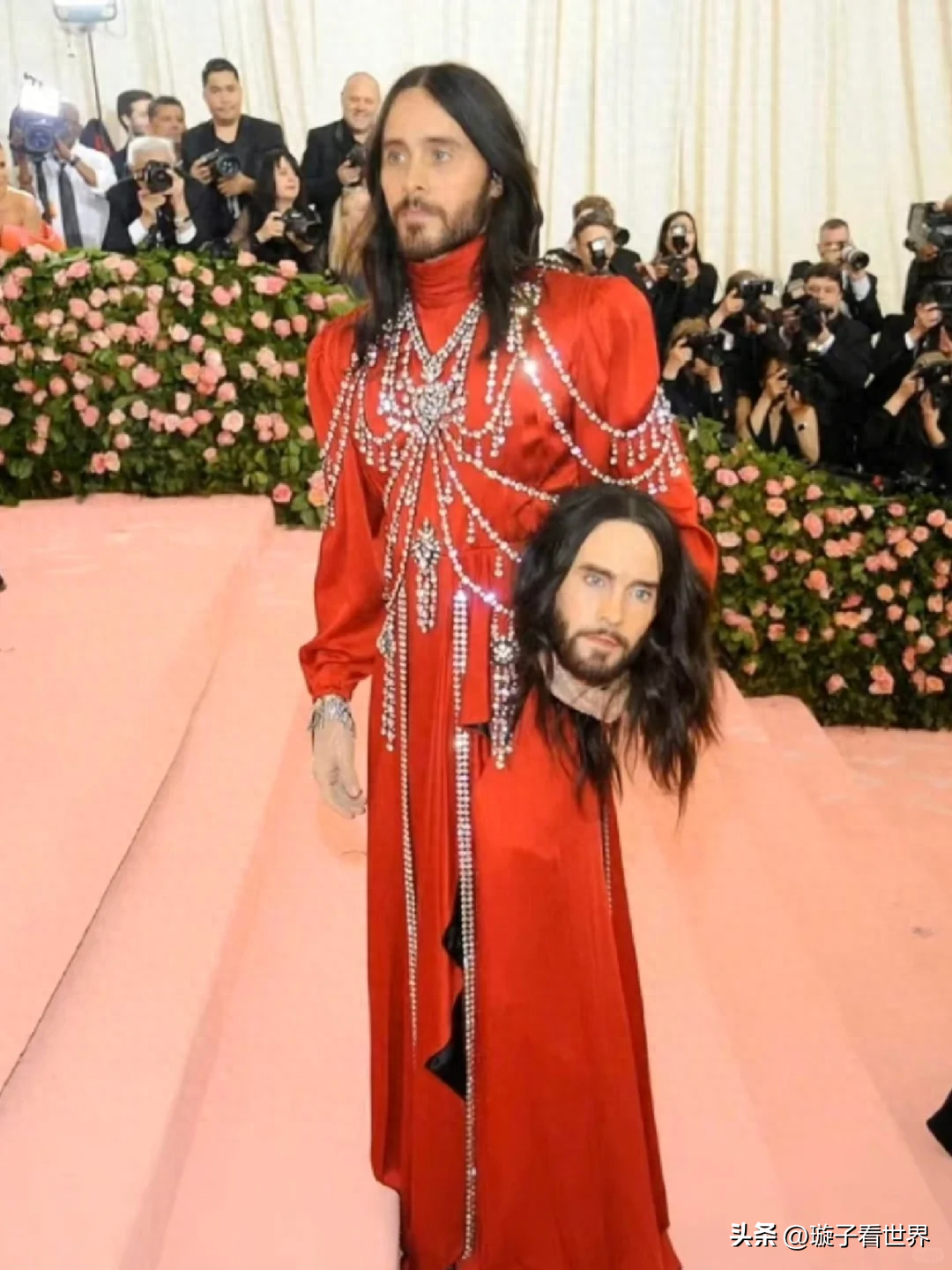 华伦天奴新的创意总监上任了，这可是神一样存在的华伦天奴啊