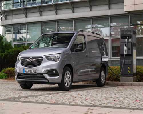 我退休金8800，和46岁的寡妇搭伙过日子，她儿子问我借钱买房