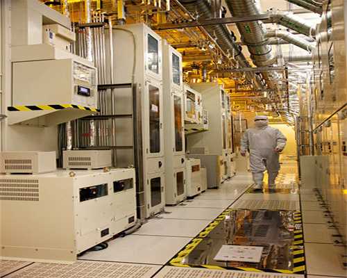 女快递员们领到爱心相册