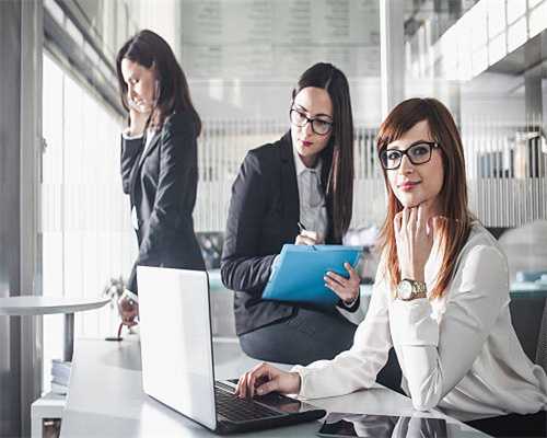 上海外滩打卡新玩法：合掌祈祷，头顶皇冠！不求好看，但求好笑